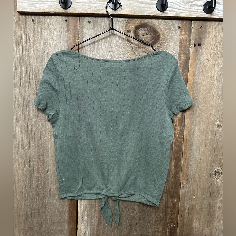 American Eagle Pointelle Button Front Tie Knot T-Shirt in Green Size Medium - Picture 6 of 16